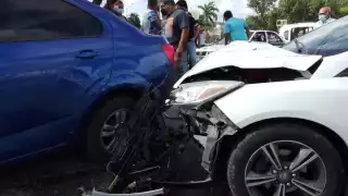 Al lugar llegaron elementos de policía, así como curiosos que se detuvieron a ver la magnitud del choque