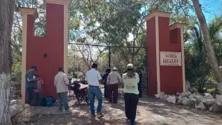 Una reja impide el paso a los campesinos