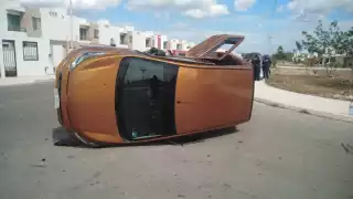 Una mujer volcó su auto por no respetar un alto