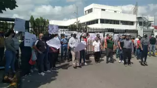 La manifestación inició ayer martes, y es respaldada por el sindicato de la Semarnat