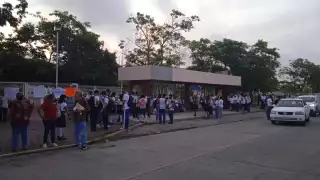 Cerca de 30 maestros jubilados bloquearon el acceso a la preparatoria Campus II de la Universidad Autónoma de Ciudad del Carmen