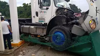 La unidad pesada terminó impactándose con el letrero de una gasolinera, y atropellando a un ciclista