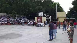 Alumnos recitaron poesía en la ceremonia