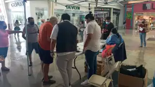 La ciudadanía se dijo molesta, pues no respetan el horario, instalándose al filo de las 11:30 horas.