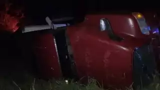Vuelca tráiler cargado con aires acondicionados en la Carmen-Campeche; chofer, lesionado