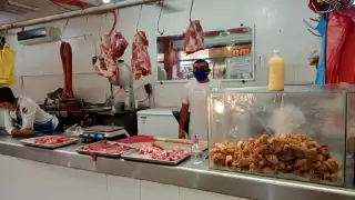 Los carniceros verán reducidas sus ventas de cerdo debido a la suspensión de las fiestas patrias Foto: Fernando Kantún