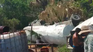 Rapiñan pipas de melaza tras volcar sobre la carretera federal Villahermosa-Escárcega