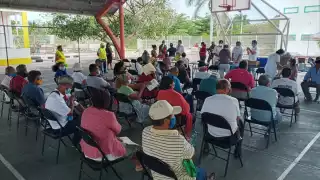 Los adultos mayores esperando ser vacunados en Payo Obispo