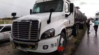 Pipa se sale de la carretera de Mérida por hacer “carreritas” y dejan un lesionado