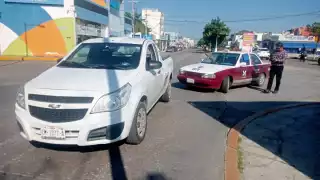 Taxista provoca accidente en colonia de Ciudad del Carmen y se da a la fuga