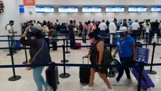 Este martes 29 de diciembre se ve afluencia de gente en el Aeropuerto de Cancún