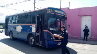 La mujer no se percató del camión cuando iba a cruzar la calle
