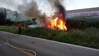 Al lugar arribaron bomberos para proceder a apagar la unidad en llamas