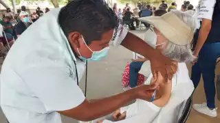 Durante el tercer día de vacunación, se pudo aplicar el biológico, aún sin ser Calderitas, bastó con presentar 
su credencial elector y CURP