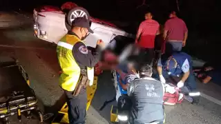 Paramédicos atendieron a las otras dos personas lesionadas que quedaron dentro del coche tras el accidente cerca de Bacalar