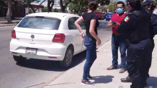 Entre lágrimas, la joven entregó el dinero que tenía en ese momento