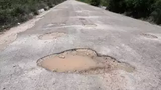 A simple vista no se distinguen los desperfectos en el camino, pero cuando pasa uno cerca ya no da tiempo de evitar accidentarse