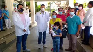 Entre aplausos y “vivas” de médicos, enfermeras y más personal, dejó el hospital tras vencer al COVID-19