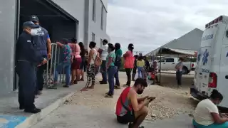 adres de familia comenzaron a empujarse y a gritarse entre sí cuando se les informó que sus hijos no recibirían allí el fármaco