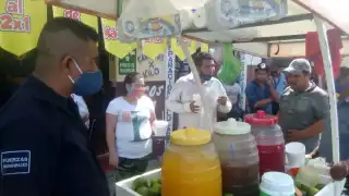 Al final terminaron llevándose el triciclo y los vitroles de agua que expendía el comerciante.