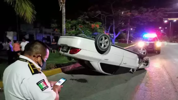 Según el conductor una falla mecánica lo hizo perder el control y golpear la guarnición del camellón que divide los carriles Según el conductor una falla mecánica lo hizo perder el control y golpear la guarnición del camellón que divide los carriles