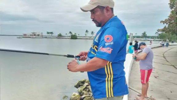 Se reúnen grupos de entre 15 y 20 personas en el bulevar-bahía, llegando a obtener de cuatro a cinco piezas de pescado Se reúnen grupos de entre 15 y 20 personas en el bulevar-bahía, llegando a obtener de cuatro a cinco piezas de pescado