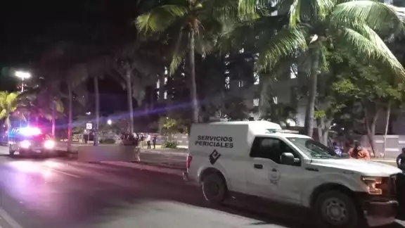 El cuerpo del motociclista fue llevado a las instalaciones del Semefo en Cancún, en espera de ser identificado