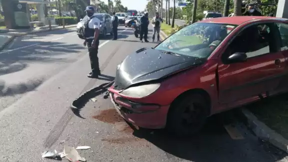 El auto no pudo evitar el choque