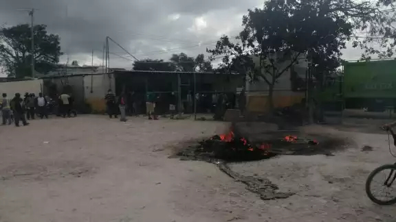 Los inconformes quemaron llantas y contenedores de basura Los inconformes quemaron llantas y contenedores de basura