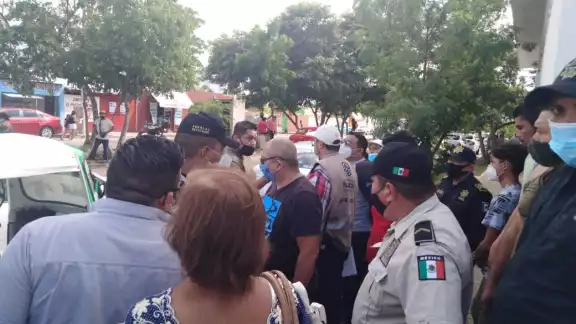 El incidente inició porque los taxistas retuvieron dos mototaxis Foto: Fernando Poó El incidente inició porque los taxistas retuvieron dos mototaxis Foto: Fernando Poó