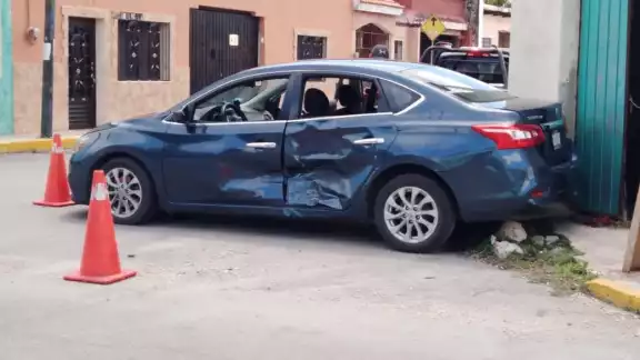 El auto fue golpeado por un conductor que no respetó el disco de alto El auto fue golpeado por un conductor que no respetó el disco de alto