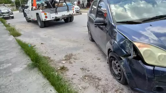 Conductora se da a la fuga tras chocar con un poste de Telmex