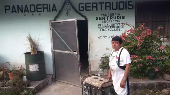 Algunos comercios tuvieron que usar plantas de luz para poder continuar con sus labores diarias Algunos comercios tuvieron que usar plantas de luz para poder continuar con sus labores diarias