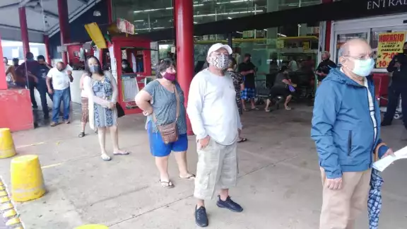 Las filas alcanzaban varios metros, todos querían hacer sus compras. Foto: Luis Payán. Las filas alcanzaban varios metros, todos querían hacer sus compras. Foto: Luis Payán.