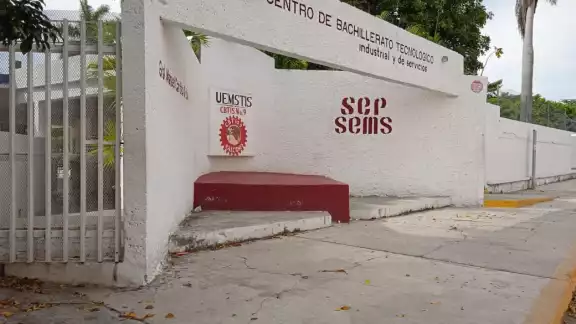 Todos los maestros deben de presentar su registro en línea antes de ser vacunados Todos los maestros deben de presentar su registro en línea antes de ser vacunados