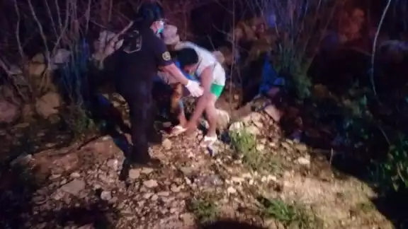 El conductor del triciclo salió disparado unos 5 metros hasta caer en la maleza El conductor del triciclo salió disparado unos 5 metros hasta caer en la maleza