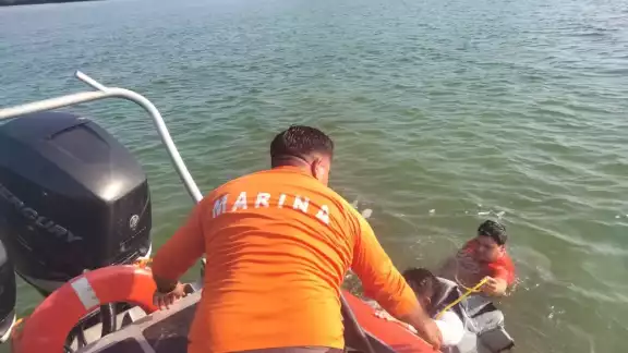 Cinco personas se encontraban a bordo del barco, entre ellos un menor de edad