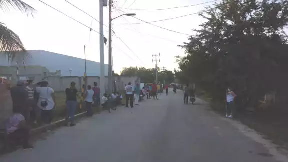 Hubo incertidumbre entre los pobladores, ya que temían que se fueran a terminar las vacunas por lo que desde temprana hora hicieron largas filas Hubo incertidumbre entre los pobladores, ya que temían que se fueran a terminar las vacunas por lo que desde temprana hora hicieron largas filas
