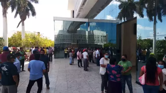 Los ejidatarios acudieron al palacio de gobierno para pedir el apoyo de la gobernadora Layda Sansores San Román Los ejidatarios acudieron al palacio de gobierno para pedir el apoyo de la gobernadora Layda Sansores San Román