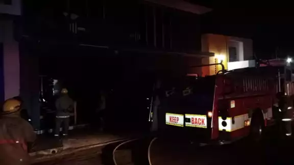 Los bomberos indagaron en el lugar qué fue lo que provocó el incendio dentro del gimnasio en Chetumal