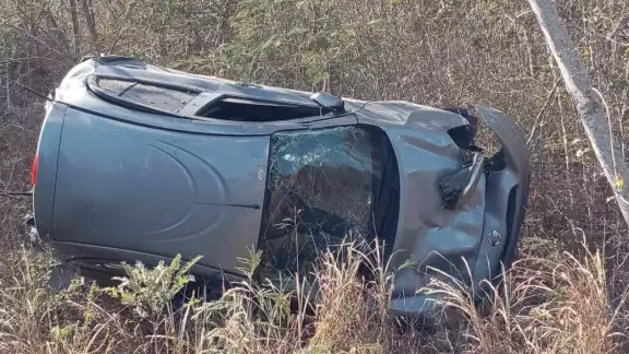 La conductora resultó ilesa pese a la volcadura La conductora resultó ilesa pese a la volcadura