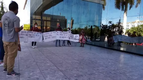 No hubo ningún planteamiento de solución solo que acudieran a dichas oficinas públicas para hacer el proceso de solicitud No hubo ningún planteamiento de solución solo que acudieran a dichas oficinas públicas para hacer el proceso de solicitud
