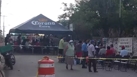 Los abuelitos esperaban su turno debajo de una lona colocada sobre la calle Los abuelitos esperaban su turno debajo de una lona colocada sobre la calle