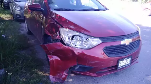 La conductora trató de cambiarse al carril del lado izquierdo para dirigirse al retorno, pero no se percató de la presencia del Aveo. Foto: Fernando Poó Hurtado La conductora trató de cambiarse al carril del lado izquierdo para dirigirse al retorno, pero no se percató de la presencia del Aveo. Foto: Fernando Poó Hurtado