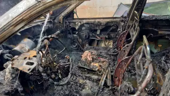 El auto fue consumido en casi un 70% por el fuego