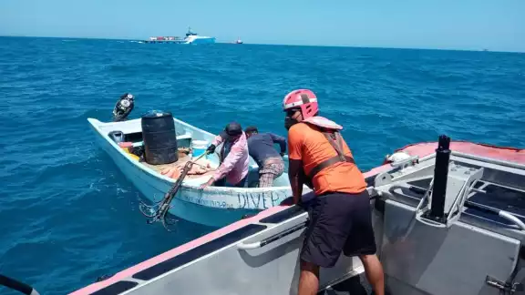 El sábado cerca de las 20:00 horas al encontrarse en las inmediaciones de Cayó Arcas, la embarcación presento una falla en el motor
