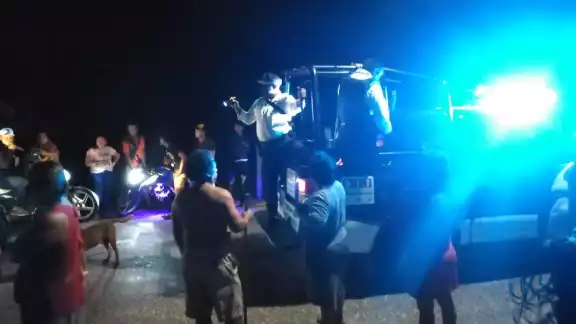Cerca de una docena de pobladores amarraron al hombre y lo golpearon hasta que llegó la policía Cerca de una docena de pobladores amarraron al hombre y lo golpearon hasta que llegó la policía