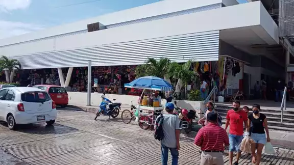 La presidenta de los locatarios, Deysi María Briceño Rosado, recordó que el servicio de baño no es gratuito. Foto: Fernando Kantún La presidenta de los locatarios, Deysi María Briceño Rosado, recordó que el servicio de baño no es gratuito. Foto: Fernando Kantún