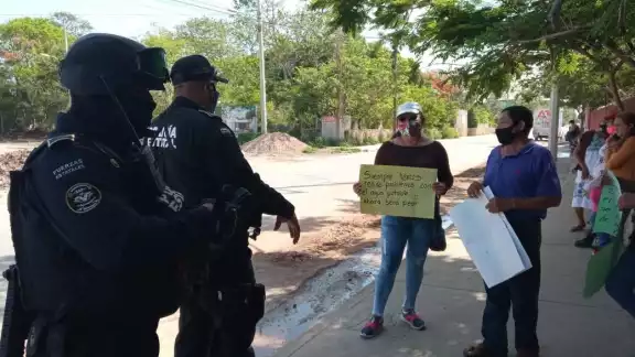 Al lugar de la manifestación llegaron elementos de la policía estatal para tomar nota de lo que ocurría Al lugar de la manifestación llegaron elementos de la policía estatal para tomar nota de lo que ocurría