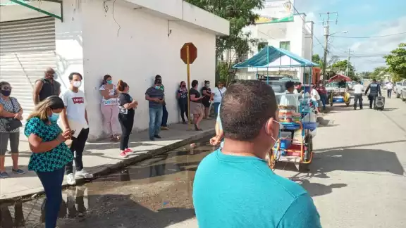 La fila se extendió por toda la calle aledaña al módulo La fila se extendió por toda la calle aledaña al módulo